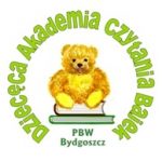 Dziecięca Akademia Czytania Bajek - logo pluszowy miś siedzący na książkach i napis PBW w Bydgoszczy.