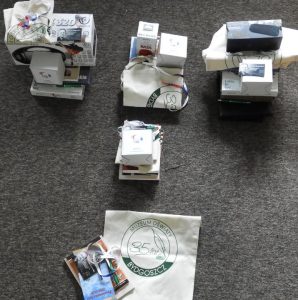 Nagrody w postaci głośników blutooth, kubków, smyczy, toreb z logotypami biblioteki