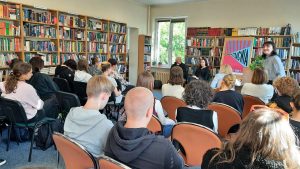 Młodzież na spotkaniu z pisarką Martą Sobiecką w bibliotece.