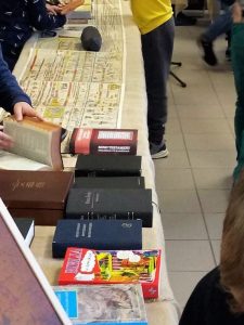 Książki, rysunki na wystawie.