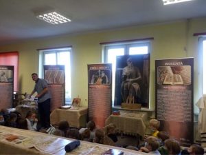 Widok na wystawę o Biblii.