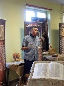 Jarosław Gaudek na tle banera "Cyryl i Metody"