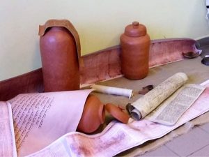 Rekonstrukcja zwojów Pisma św. i glinianych naczyń, w których je odnaleziono.