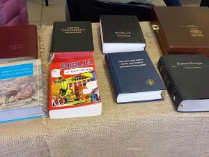 Prezentacja wydań Biblii z różnobarwnymi okładkami.