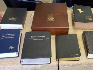 Różne wydania Biblii.