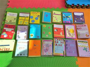 21 wykonanych przez dzieci książeczek leporello.