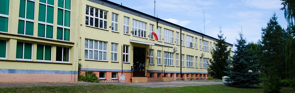 Fasada Szkoły Podstawowej nr 2 w Szubinie.