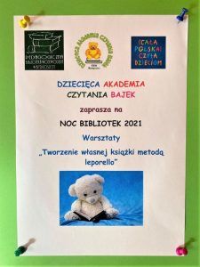 Plakat Dziecięca Akademia Czytania Bajek zaprasza na Noc Bibliotek 2021. Warsztaty "Tworzenia własnej książki metodą leporello". Na górze logotypy biblioteki, Akademii Czytania Bajek i akcji Cała Polska Czyta Dzieciom.