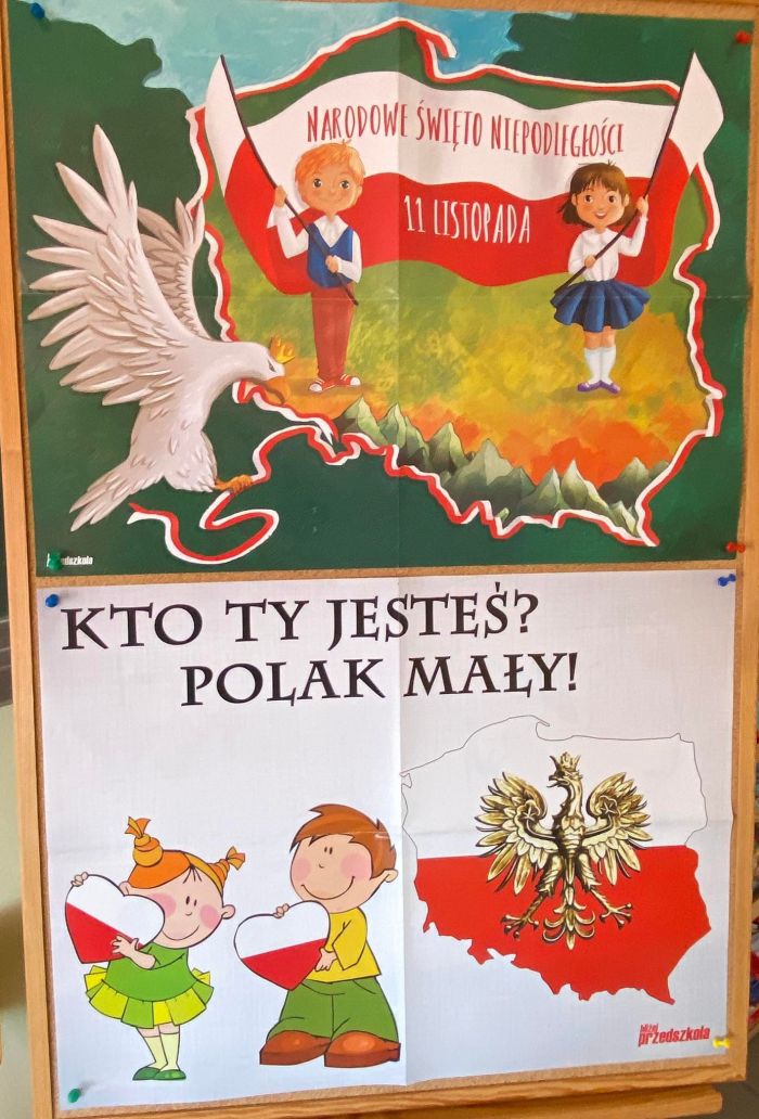 Plakaty dla dzieci zawieszone na tablicy korkowej: "Kto ty jesteś? Polak mały!" i "Narodowe Święto Niepodległości 11 Listopada", zawierające symbole narodowe.