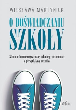 Niebieskie trampki na okładce książki pt. "O doświadczaniu szkoły".