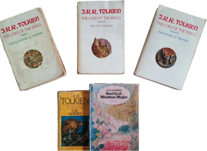 Okładki oryginalnych wersji językowych książek Tolkiena.