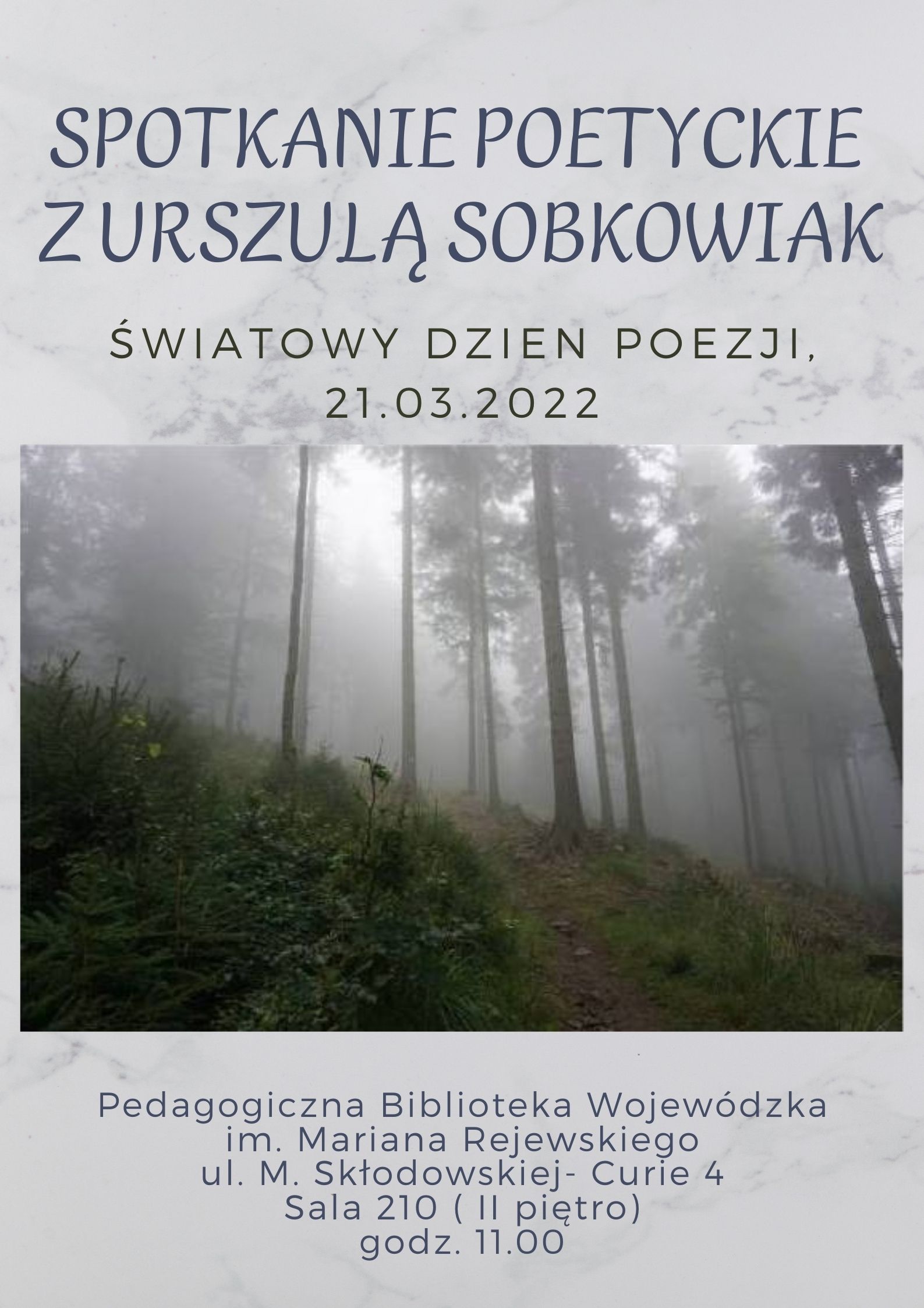 Plakat będący zaproszeniem na spotkanie poetyckie z Urszulą Sobkowiak w Światowym Dniu Poezji 21.03.2022 r. Plakat ilustrowany widokiem zamglonego lasu.