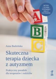 Na okładce książki dłoń dorosłej osoby pomagającej dziecku w układaniu klocków z literami A, B, C.