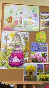 Tablica korokowa z ilustracjami o tematyce wiosennej.
