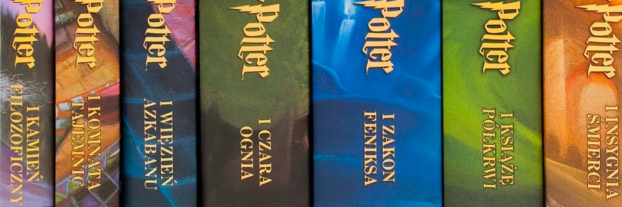 Grzbiety siedmiu części Harry'ego Pottera.