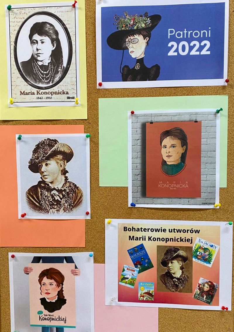 Na tablicy korkowej wiszą plakaty z portretami Marii Konopnickiej.
