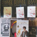 Książki i gadżety związane z serią o Harrym Potterze m.in słuchawki i notatniki.