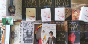 Książki i gadżety związane z serią o Harrym Potterze m.in słuchawki i notatniki.