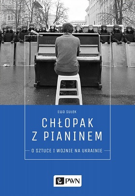 Okładka książki pt. "Chłopak z pianinem". Czarno-białe zdjęcie muzyka przy pianinie tyłem, skierowanego twarzą do rzędu umundurowanych policjantów w kaskach i z tarczami.