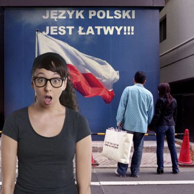 Dwoje ludzi ogląda baner z tekstem "Język polski jest łatwy". Kobieta na pierwszym planie ma szeroko otwarte usta ze zdziwienia.