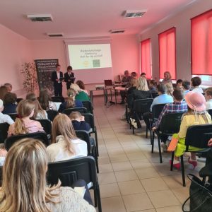 Jury wręcza nagrodę chłopcu.