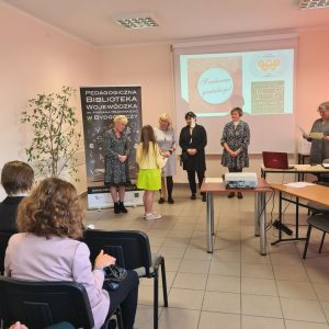 Wręczanie nagród laureatom.