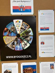 Tablica korkowa z materiałami o Bydgoszczy.