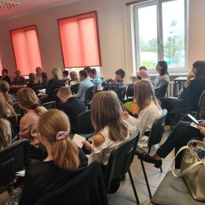 Publiczność w sali, w której odbywa się konkurs.