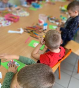 Przedszkolaki podczas rysowania.