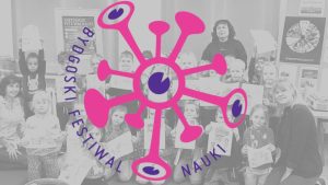 Na tle czarno-białego zdjęcia grupki dzieci z dwiema nauczycielkami widnieje kolorowe logo z napisem Bydgoski Festiwal Nauki.
