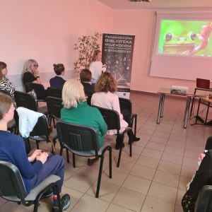Grupa widzów ogląda występ dziewczynki.