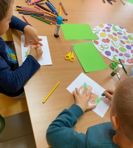 Dwóch chłopców podczas wykonywania prac plastycznych.