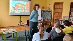 Grupka uczniów na zajęciach edukacyjnych.
