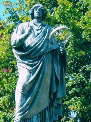 Pomnik Mikołaja Kopernika z instrumentem astronomicznym w ręce.