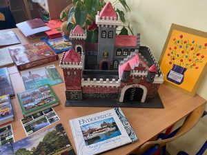 Miniatura zamku i ksiązki o Bydgoszczy.