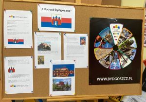 Tablica korkowa z plakatami i informacjami o Bydgoszczy.