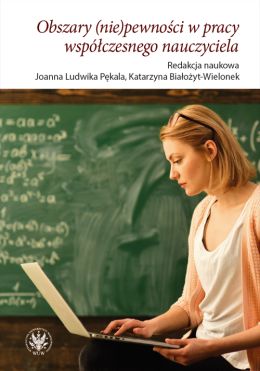Młoda kobieta z laptopem i szkolna tablica w tle na okładce książki.