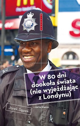 Uśmiechnięty czarnoskóry mężczyzna w mundurze brytyjskiego policjanta na okładce książki pt. "W 80 dni dookoła świata (nie wyjeżdżając z Londynu".