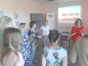 Uczestniczki warsztatów z prowadzącą.