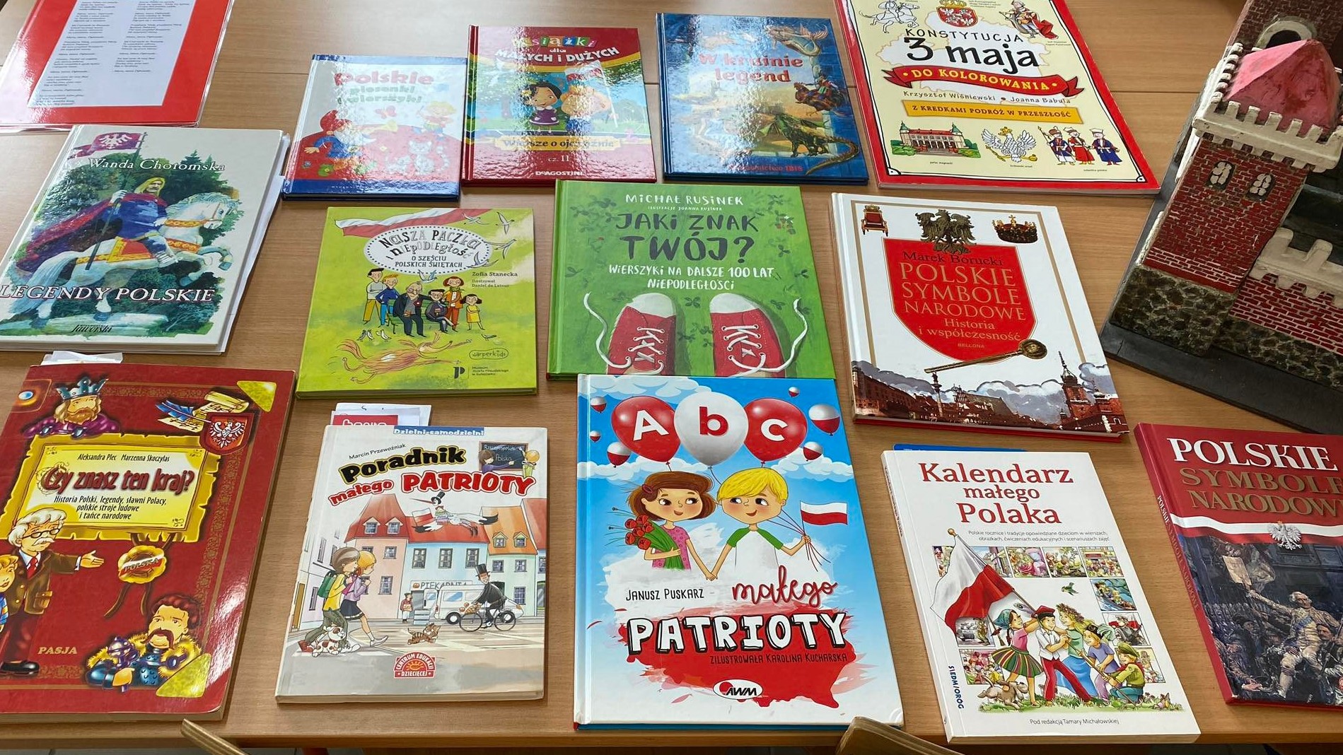 Okładki książek dla dzieci o tematyce patriotycznej. i narodowej.