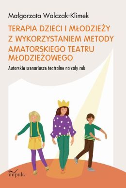 Trójka dzieci na scenie na okładce książki pt. "Terapia dzieci i młodzieży z wykorzystaniem metody amatorskiego teatru młodzieżowego".