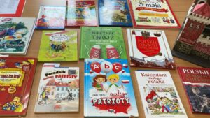 Wystawka książek dla dzieci o tematyce patriotyczno-narodowej.