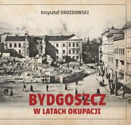 Gruzy przed kamienicami miasta na okładce książki "Bydgoszcz w latach okupacji".