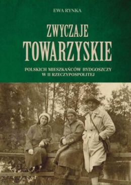 Trzy osoby w płaszczach na okładce książki "Zwyczaje towarzyskie polskich mieszkańców Bydgoszczy w II Rzeczypospolitej". 