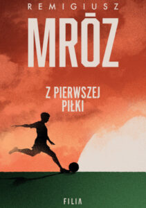 Zarys postaci piłkarza w dynamicznej pozie na okładce książki Remigiusza Mroza pt. Z pierwszej piłki". 