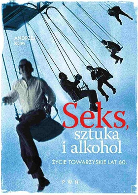 Mężczyźni na karuzeli łańcuchowej, ujęcie na tle nieba. Na okładce książki dodatkowo: tytuł: Seks, sztuka i alkohol, nazwa autora i logo wydawnictwa PWN.