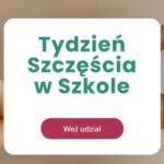 Dwoje uśmiechniętych dzieci trzyma ksiązki na głowie. Baner Tygodnia Szczęścia w Szkole.