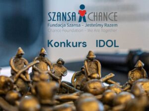 Figurki mosiężne na banerze konkursu Fundacji Szansa - Jesteśmy Razem