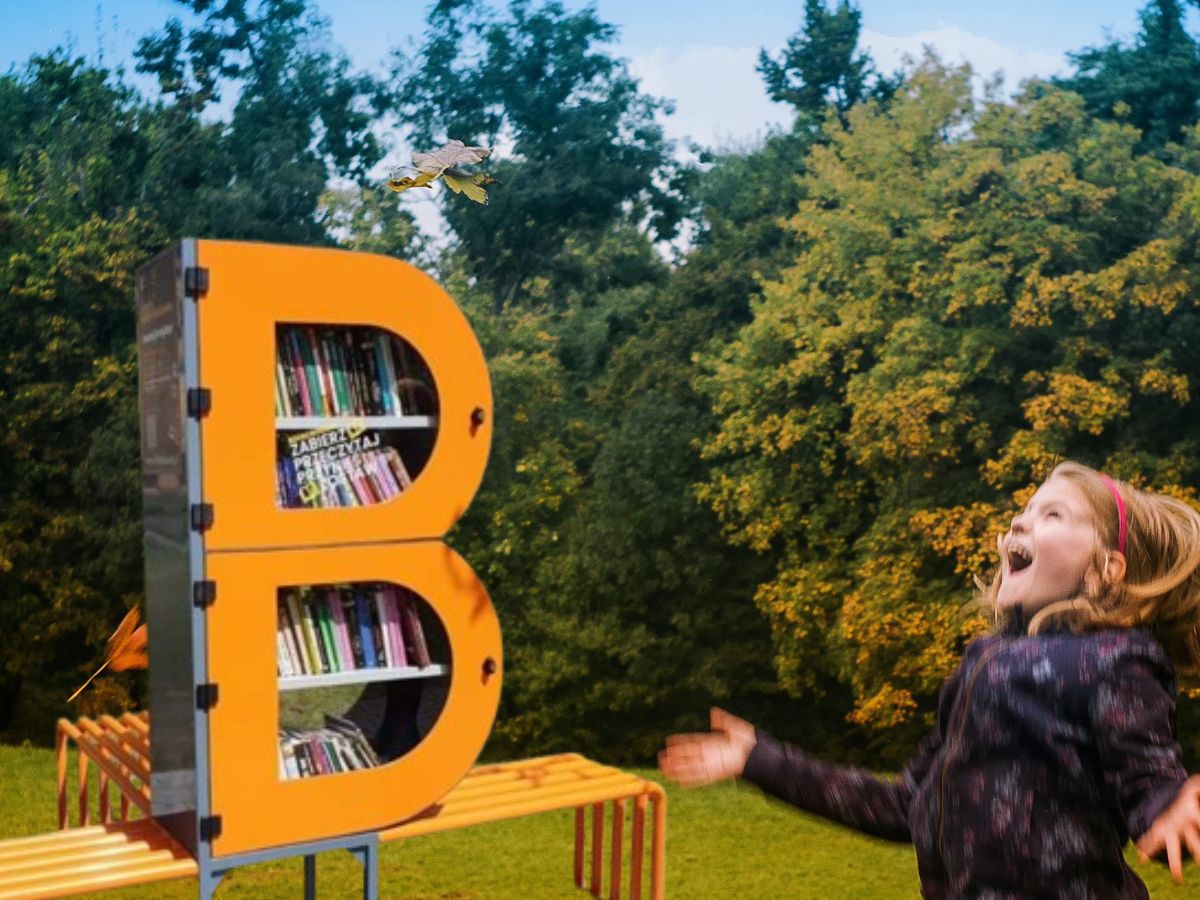 Plenerowa ławeczka bookcrossingowa, a przed nią dziewczynka podrzuca jesienne liście w górę.