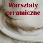 Filiżanka z podstawką i talerzyk z porcelany. NAPIS: WARSZTATY CERAMICZNE.